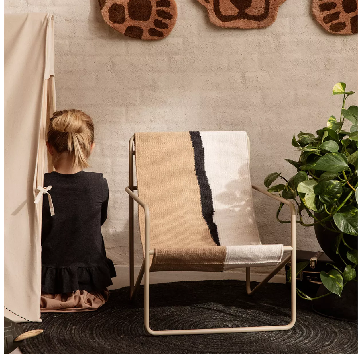 Ferm LIVING Chaise Enfant Desert - Cachemire/Soil – Image 4