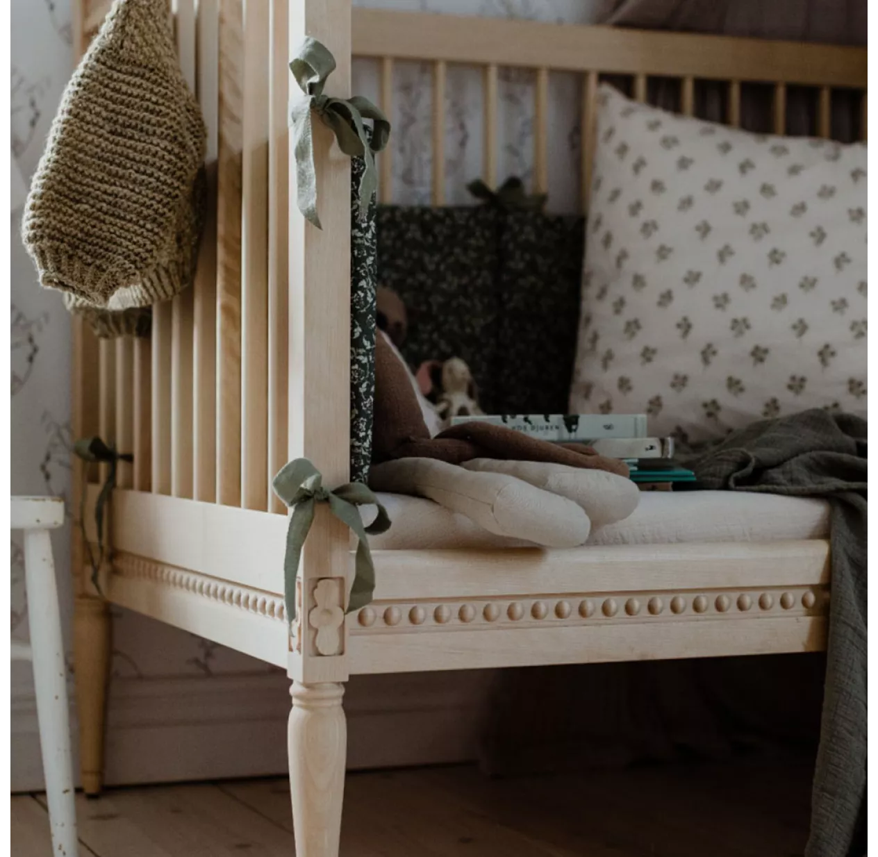 Gustavienne Lit Bébé évolutif Et Son Matelas - Bouleau – Image 5