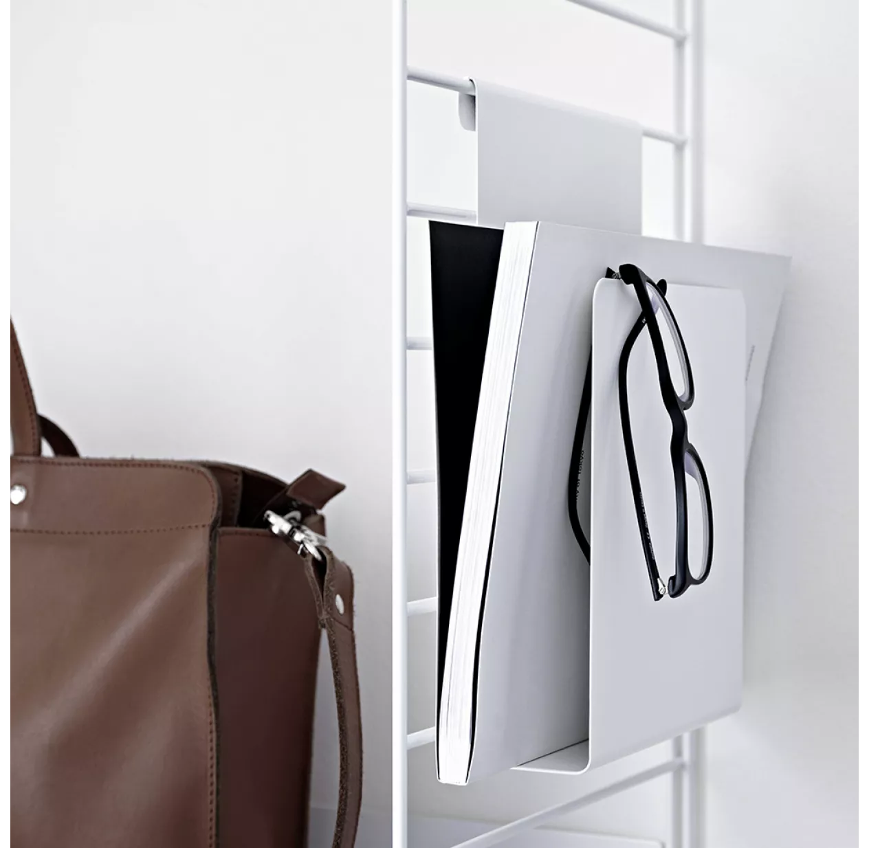 String Furniture Porte-revues - Blanc – Image 3